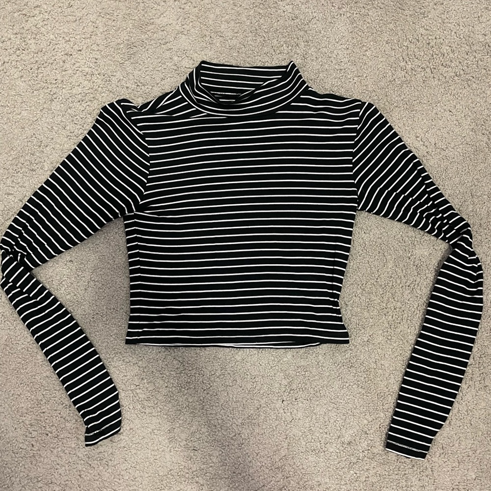Aeropostale Black and White Long Sleeve Cropped Tee